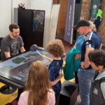 Besucher spielen ScheuerdenScheuer