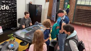 Besucher spielen ScheuerdenScheuer
